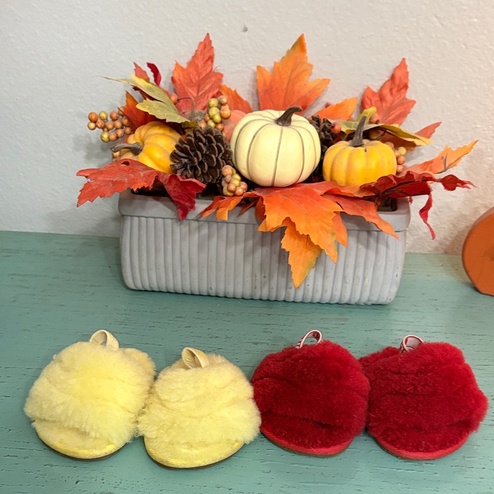 UGG Fluffy Red Slippers SZ 02/03 baby box 164